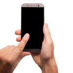 Kiedy przydaje się szkło hartowane na telefon i jak je wybrać?